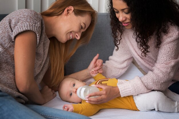 Famille de deux mamans ayant un bébé