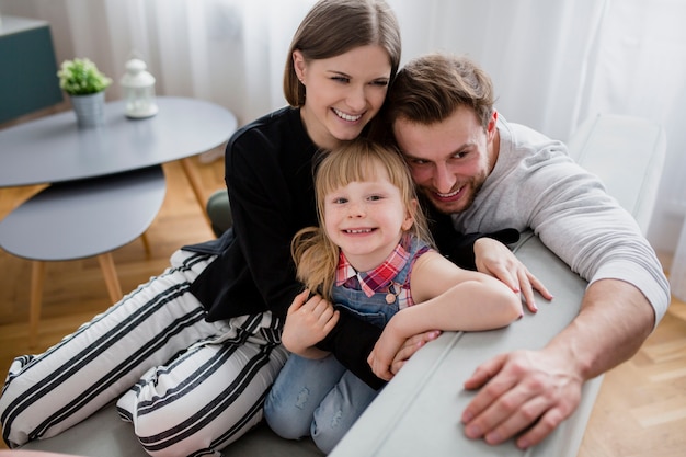 Photo gratuite famille drôle sur le canapé