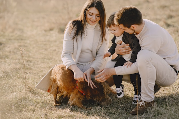 Photo gratuite famille élégante marchant sur un champ ensoleillé