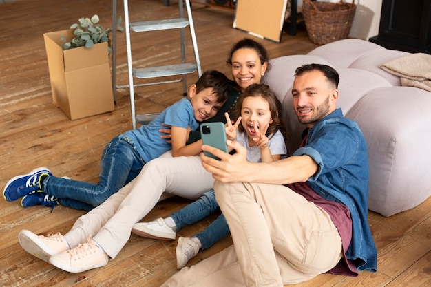 Photo gratuite famille emménageant dans une nouvelle maison