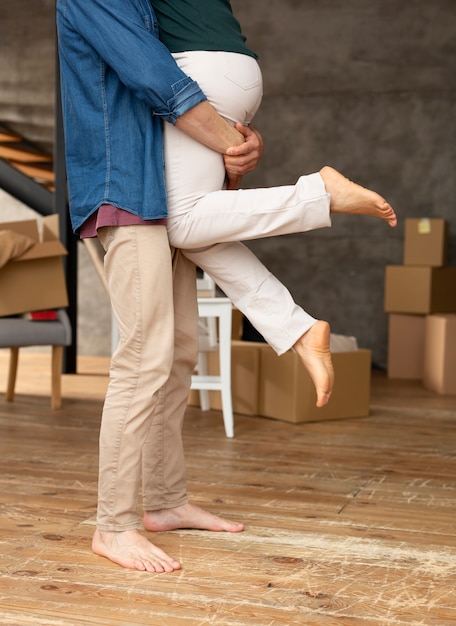 Photo gratuite famille emménageant dans une nouvelle maison