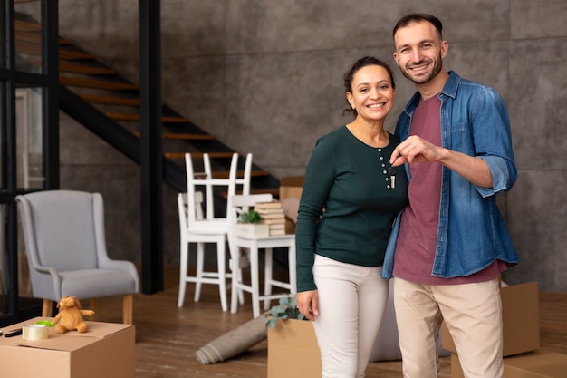 Famille emménageant dans une nouvelle maison