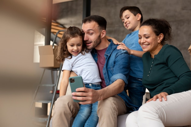 Famille emménageant dans une nouvelle maison