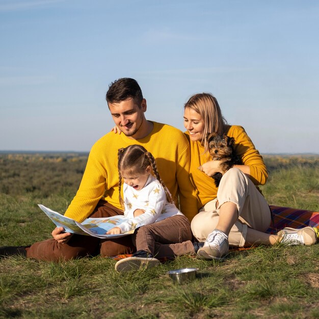 Famille avec enfant et chien