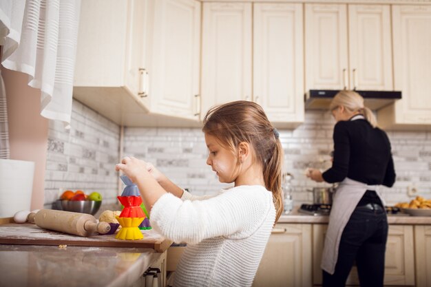 Famille d&#39;enfants cuisson maison cuisine