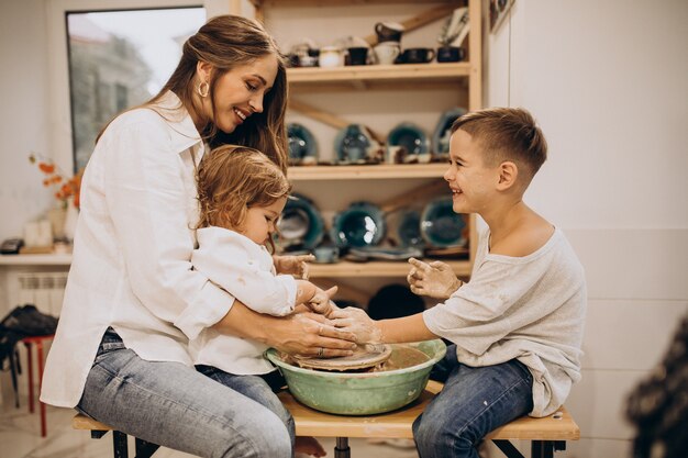 Famille ensemble fabrication à un cours de poterie