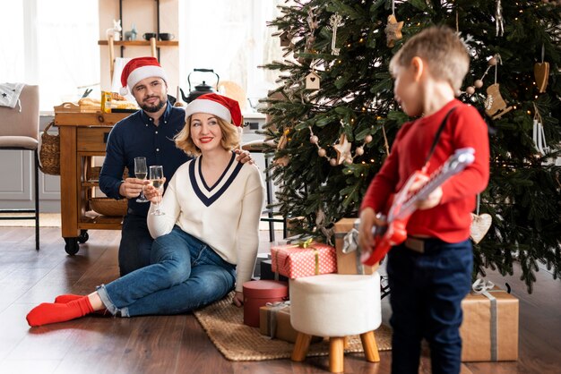 Famille étant ensemble à Noël