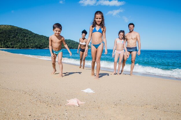 Famille et étoiles de mer