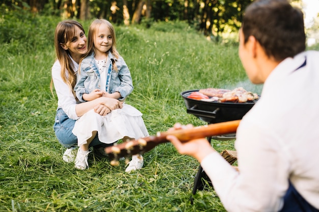 Famille faisant un barbecue dans la nature
