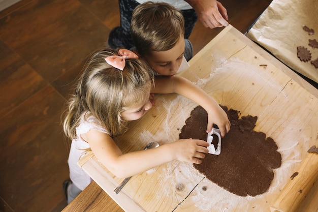 Famille faisant du pain d&#39;épice