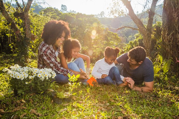 Famille faisant un pique-nique