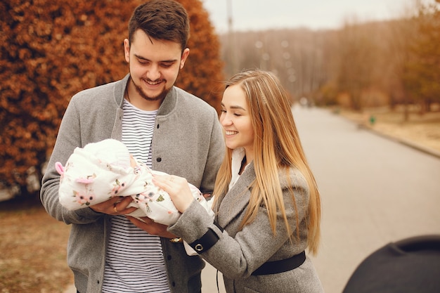 Famille avec fille dans un parc en automne