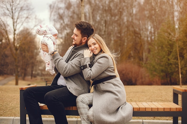 Photo gratuite famille avec fille dans un parc en automne