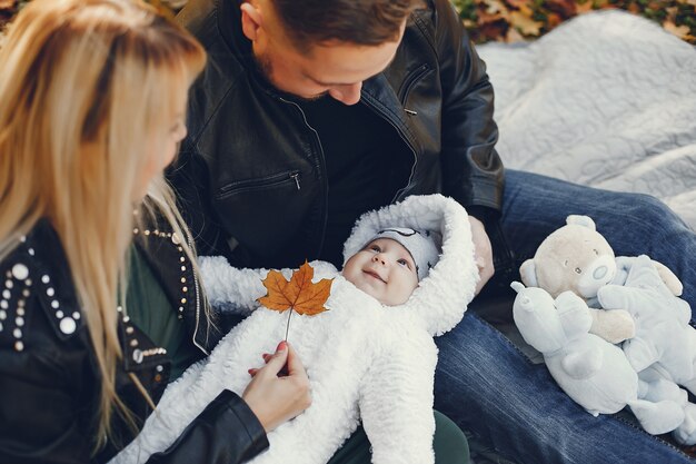 Famille avec fille dans un parc en automne