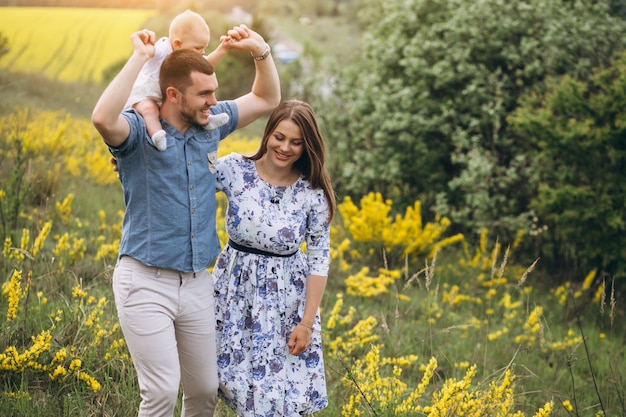 Famille avec fille enfant en bas âge