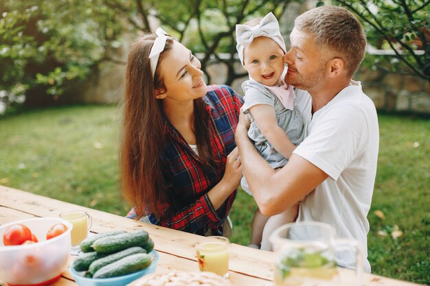 Famille avec fille jouant dans la cour