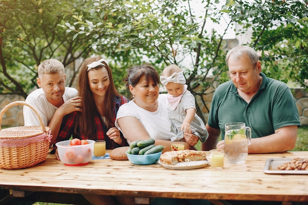 Famille avec fille jouant dans la cour