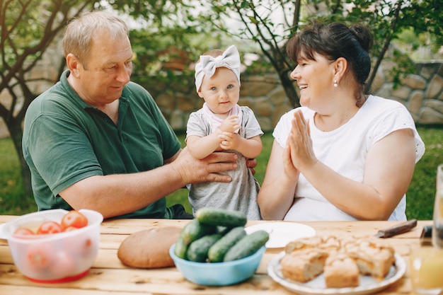 Famille avec fille jouant dans la cour