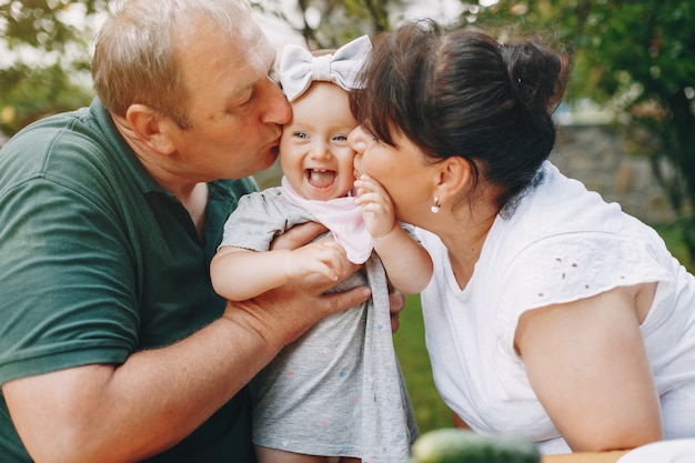 Famille avec fille jouant dans la cour