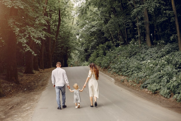 Famille avec fille jouant dans un parc