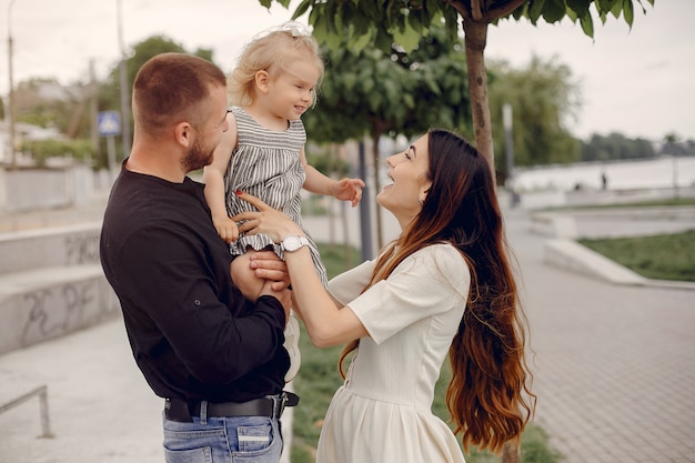 Famille avec fille jouant dans un parc