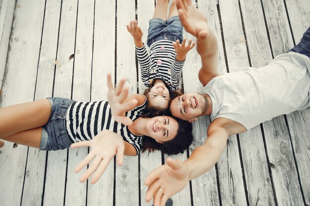 Famille avec fille jouant sur le sable