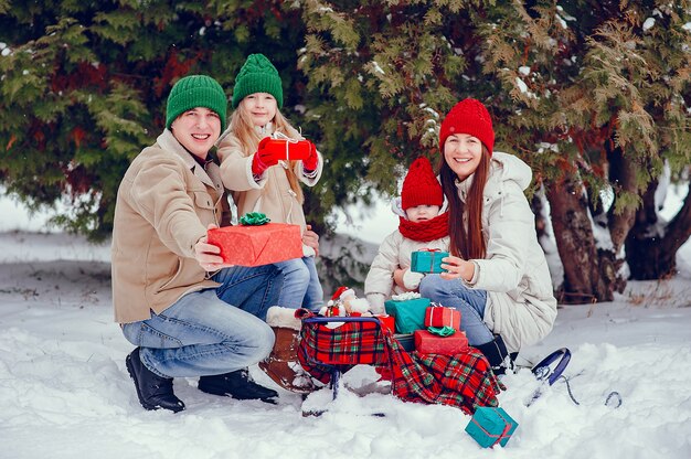 Famille avec filles mignonnes dans un parc d&#39;hiver