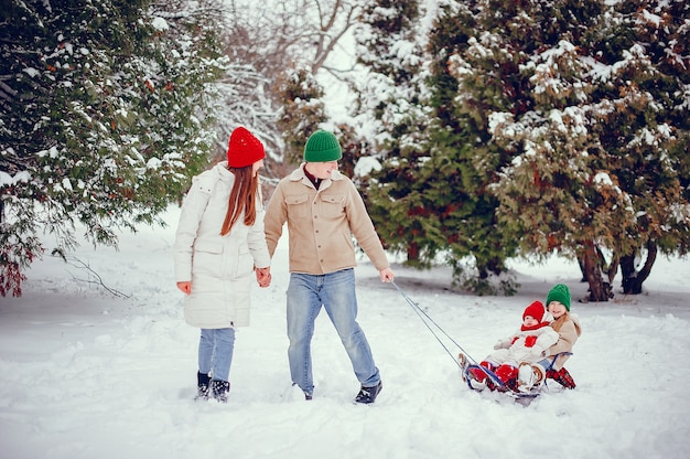 Famille avec filles mignonnes dans un parc d&#39;hiver