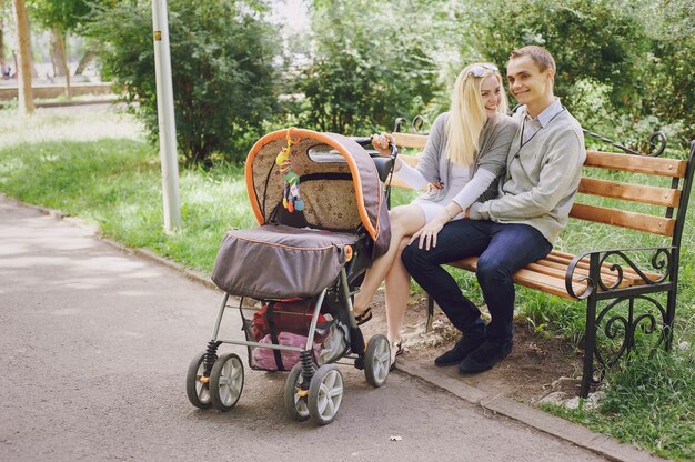 famille gaie sur un banc de parc