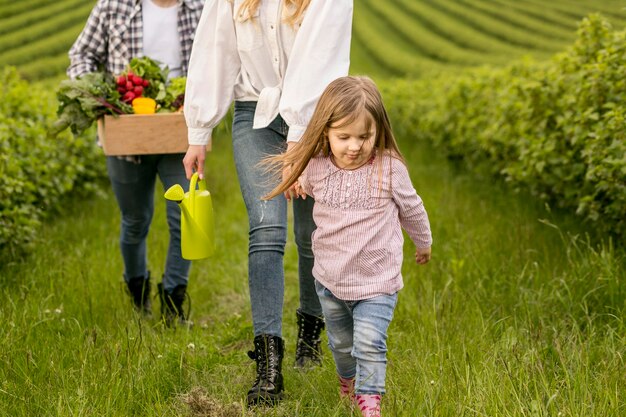 Famille en gros plan sur les terres agricoles