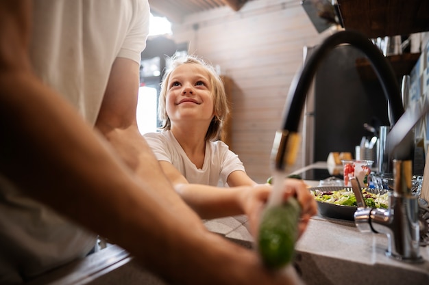 Photo gratuite famille heureuse appréciant le temps ensemble