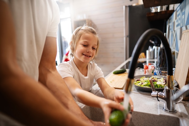 Famille heureuse appréciant le temps ensemble