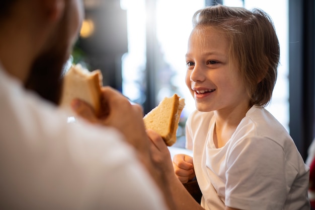 Photo gratuite famille heureuse appréciant le temps ensemble