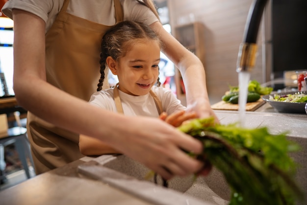 Famille heureuse appréciant le temps ensemble