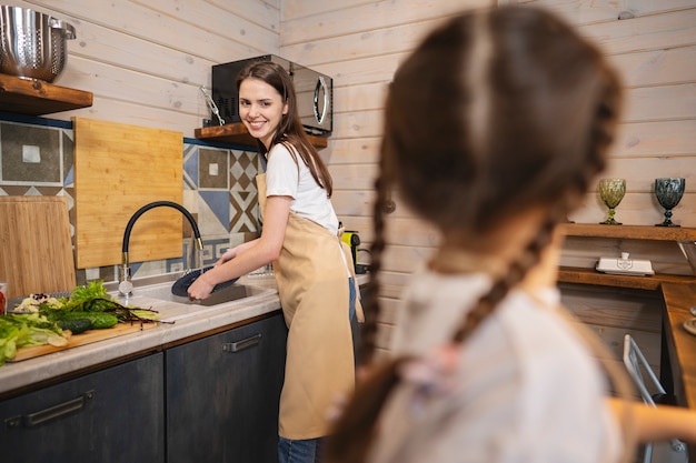 Photo gratuite famille heureuse appréciant le temps ensemble