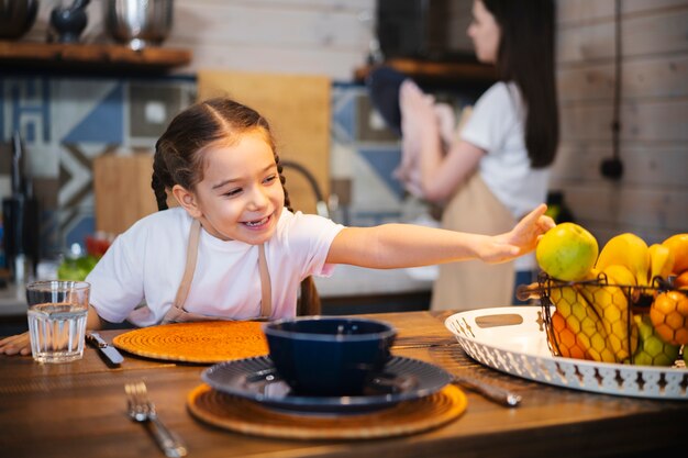 Famille heureuse appréciant le temps ensemble