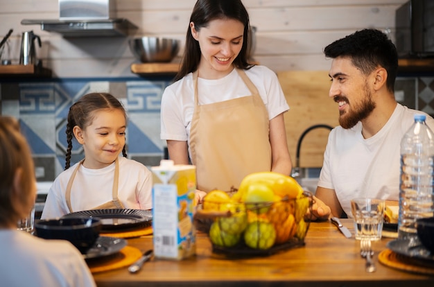 Photo gratuite famille heureuse appréciant le temps ensemble