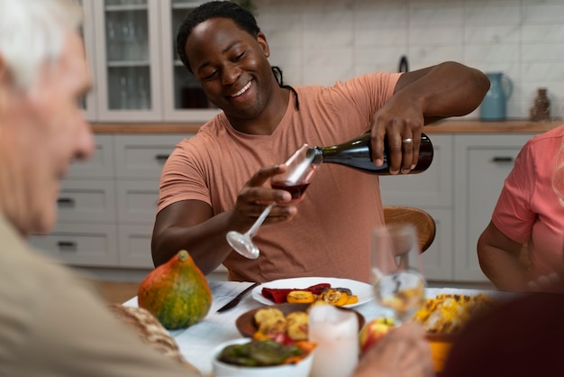 Famille heureuse ayant un bon dîner de thanksgiving ensemble