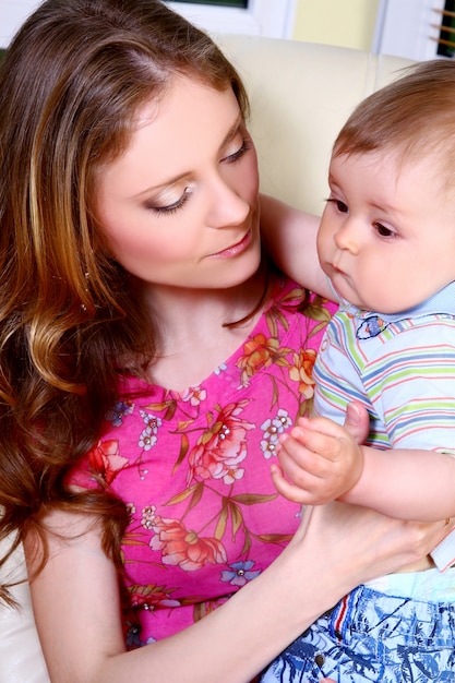 Photo gratuite famille heureuse et belle avec des enfants