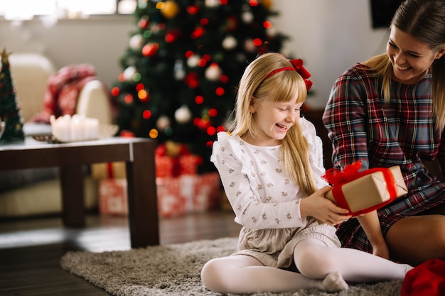 Photo gratuite famille heureuse avec des cadeaux