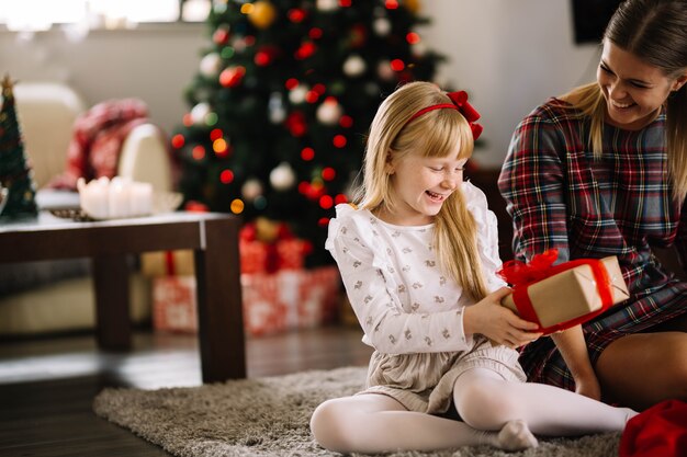 Famille heureuse avec des cadeaux