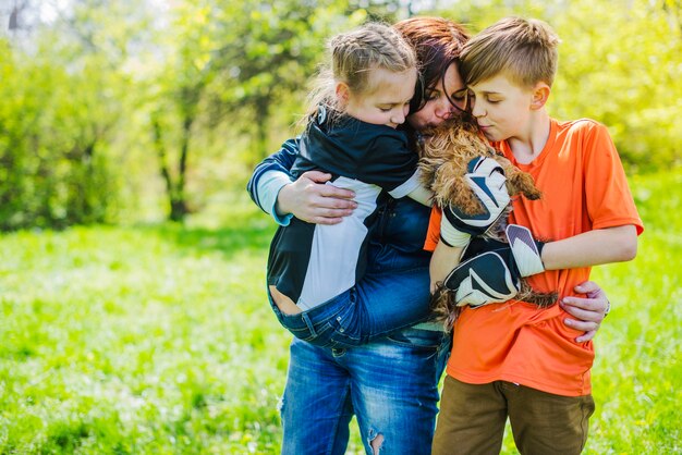 Famille heureuse avec un chien dans le parc