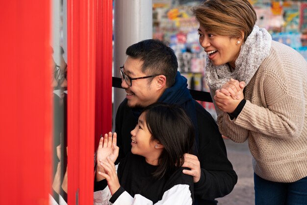 Famille heureuse de coup moyen au magasin