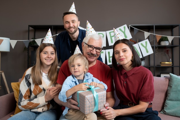 Famille heureuse avec coup moyen cadeau