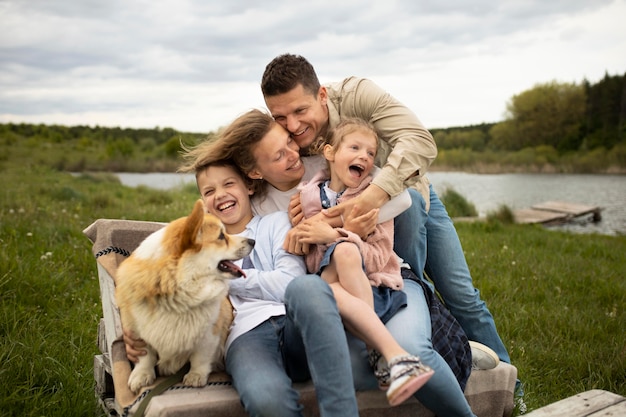 Famille heureuse de coup moyen dans la nature