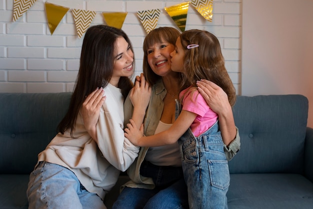 Photo gratuite famille heureuse coup moyen à la maison