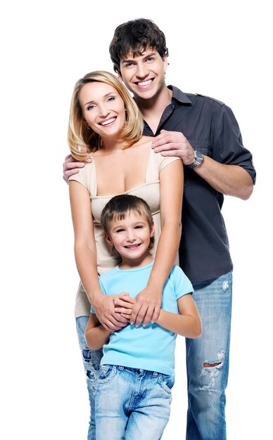 Famille heureuse avec enfant posant sur fond blanc