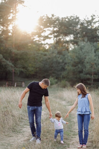 Famille heureuse à l'extérieur passer du temps ensemble