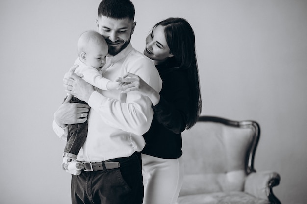 Famille heureuse avec leur premier enfant