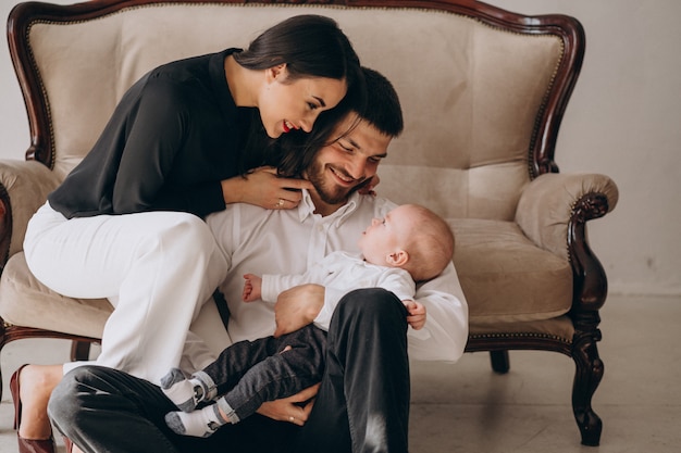 Famille heureuse avec leur premier enfant